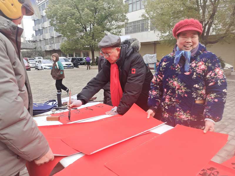 翰墨迎春启新程 文化惠民暖杨湖--颍上县杨湖镇2026年迎新春送万福送春联活动圆满举办(图3)